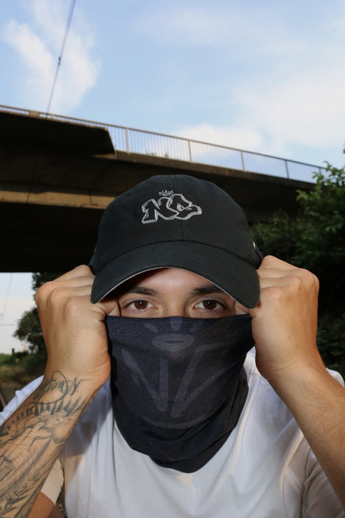 NC Schlauchschal TAG Black/Grey als Gesichtsschutz getragen